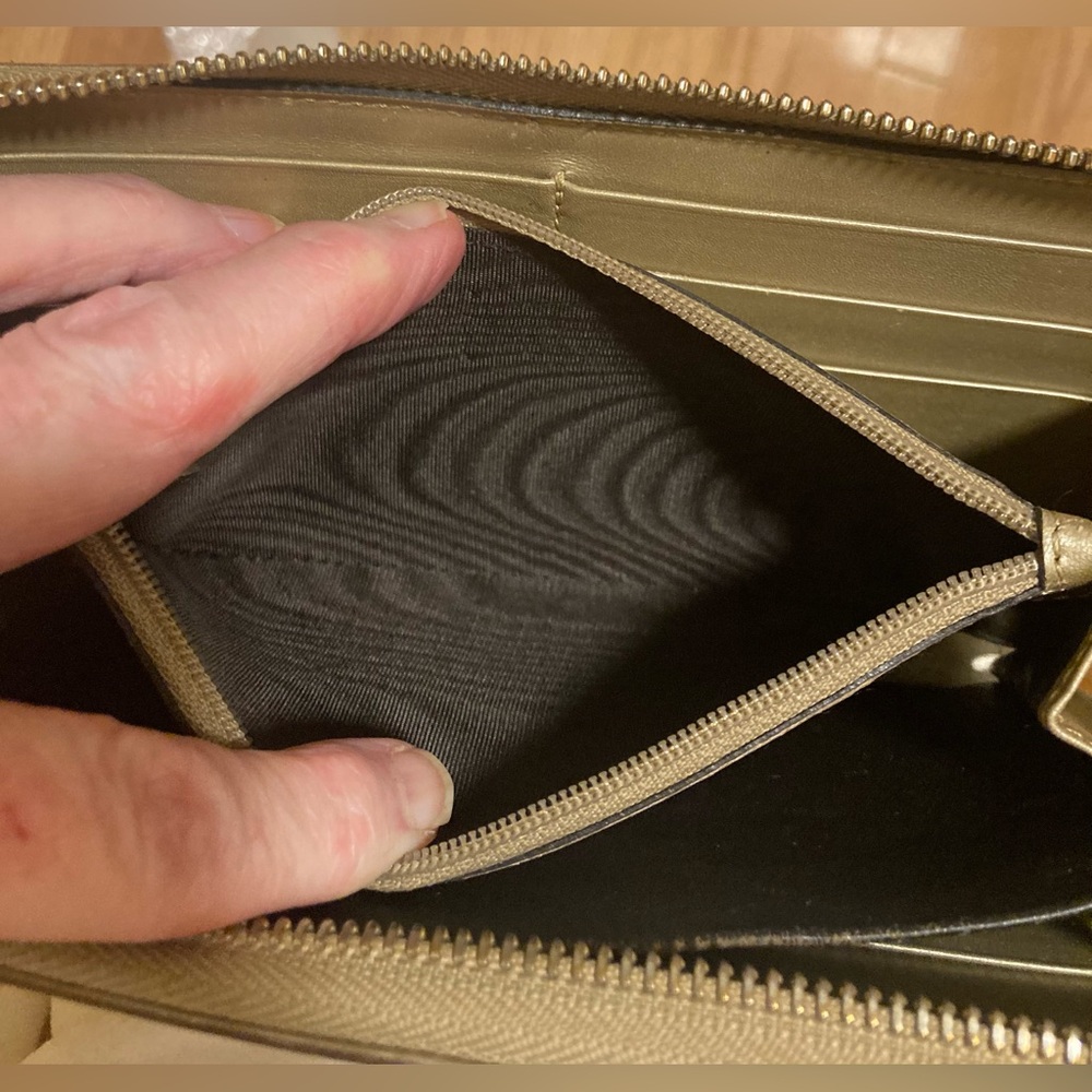 Gucci GG Imprime Metallic Gold Zip Around Wallet EUC!!! - Picture 3 of 16
